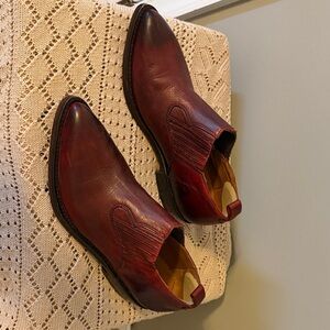 Woman’s Frye Burgundy Leather Chelsea Boots. Size 7B. Narrow